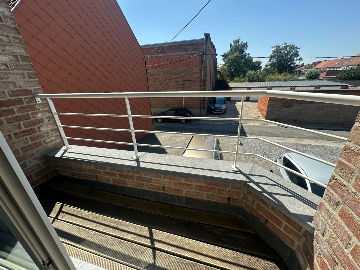 Ruim appartement met 3 slpk, terrasje en autostaanplaats, Eernegem. 