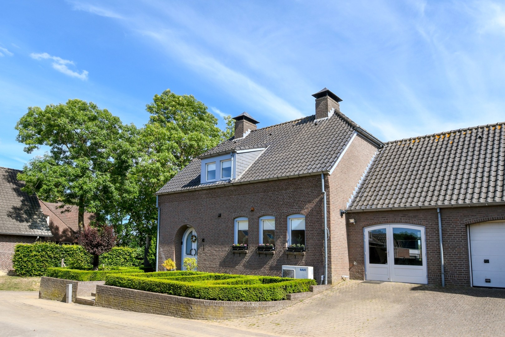 Fraai gelegen halfvrijstaande woning in hartje Kessel met vier slaapkamers, souterrain, inpandige garage, tuinkamer, zwembad en prachtig uitzicht over de Maas 