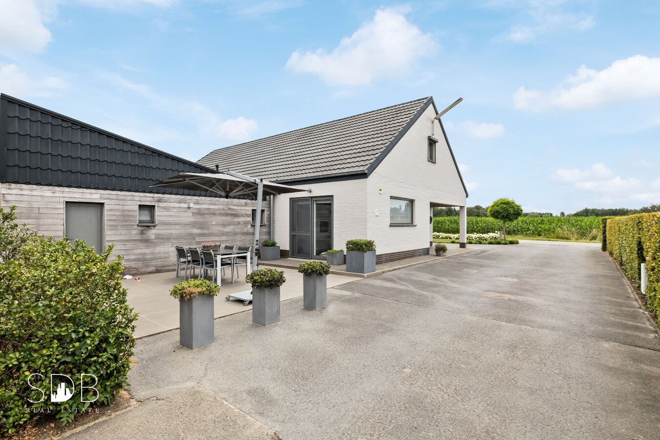 Hedendaagse woning inclusief paardenaccommodatie en graslanden op 4,22ha 