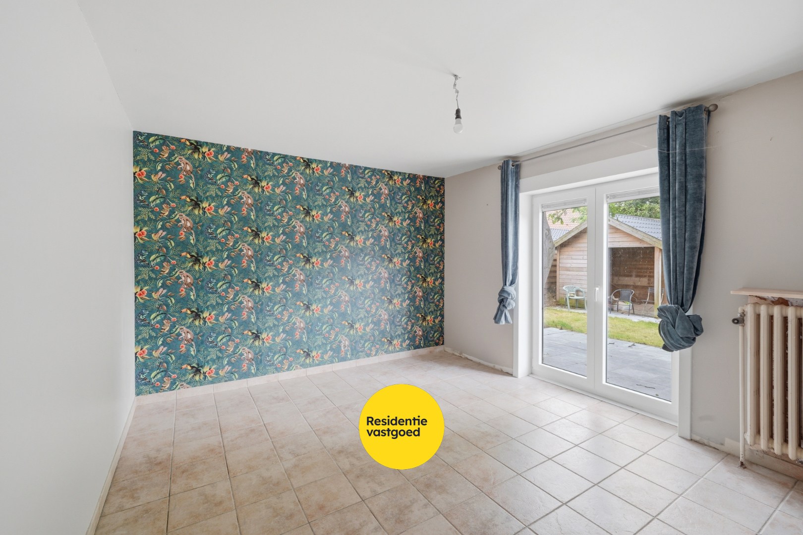 Vrijstaande bungalow met veel potentieel langs het water in hartje Oudenburg 