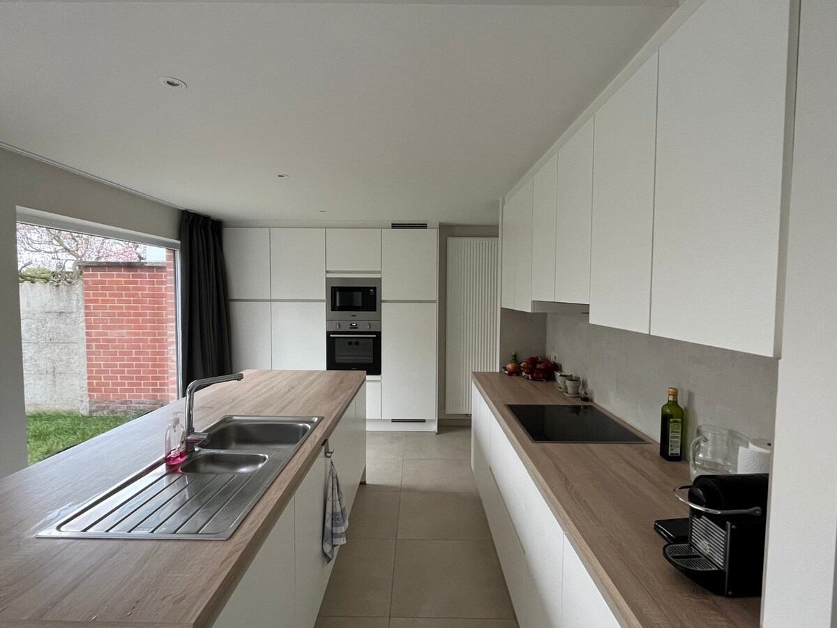 Energetisch gerenoveerde, ruime gesloten bebouwing te Kruisem 