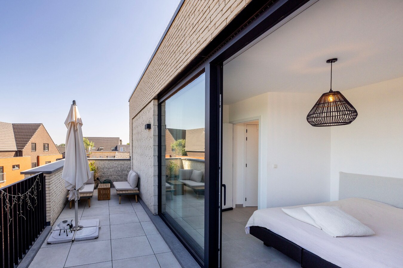 Instapklaar dakappartement met lift, 2 terrassen en parking 