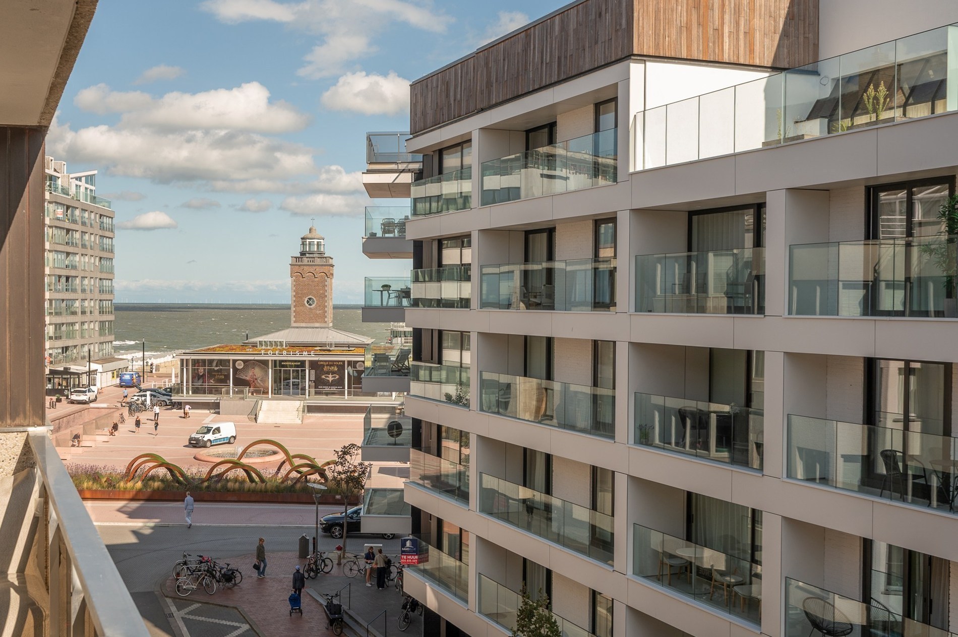 Aangenaam 3 slaapkamerappartement met zijdelings zeezicht op een aangename ligging vlakbij het Lichttorenplein te Knokke. 