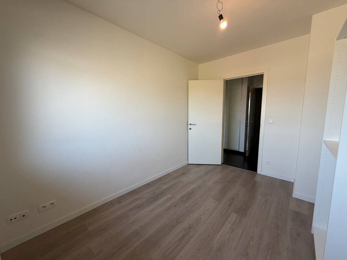 2 slpk-appartement nabij allerhande voorzieningen. 