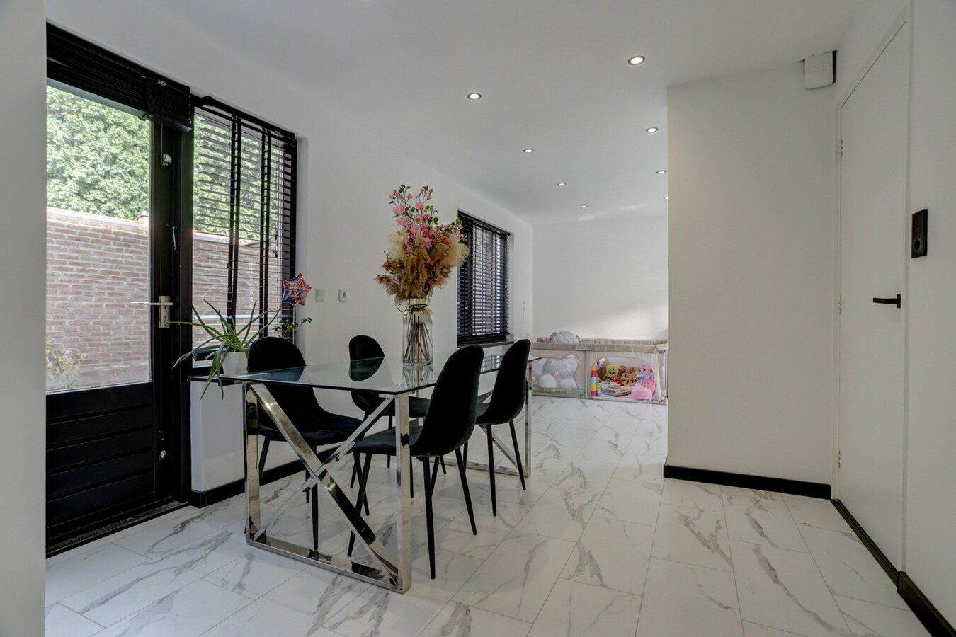 DIT BETREFT EEN WONING MET BIEDEN VANAF PRIJS  € 350.000 K.K. 