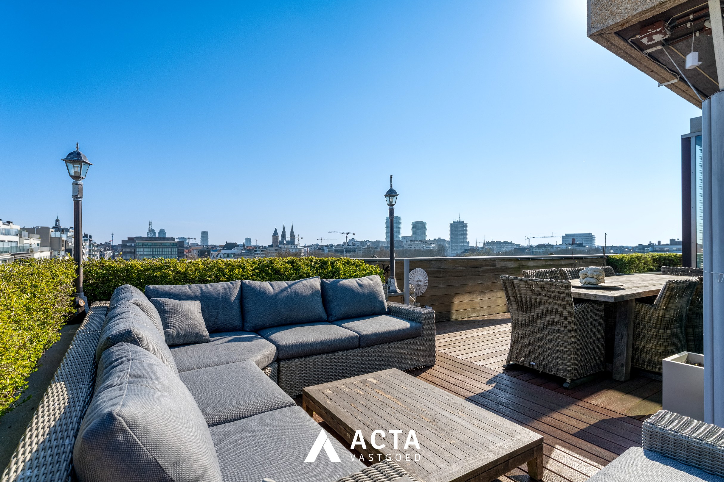 Luxueus dakappartement met 3 slaapkamers en panoramische terrassen in hartje Oostende 