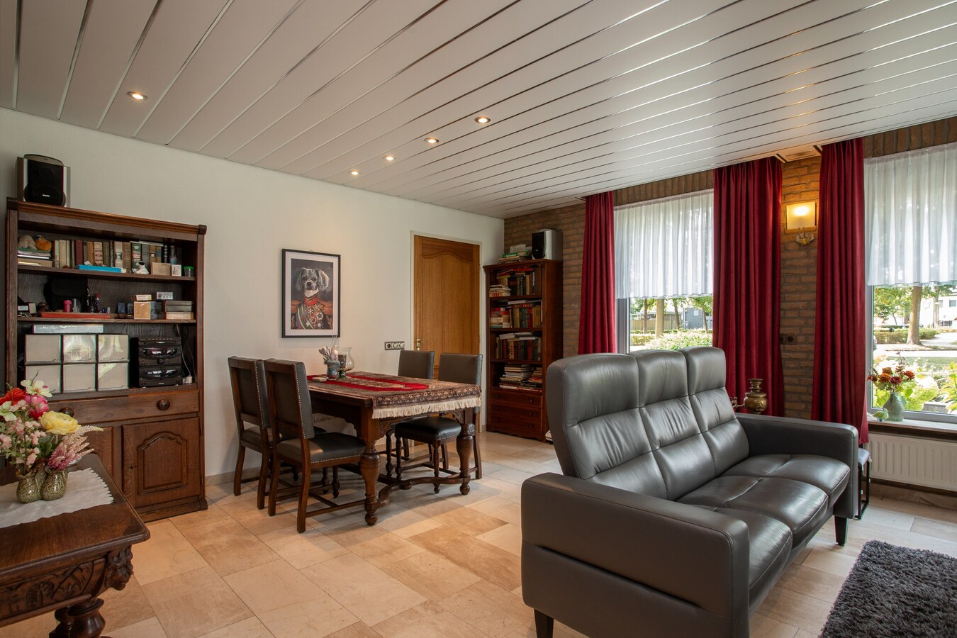 Vrijstaande degelijk gebouwde woning met inpandige dubbele garage. 