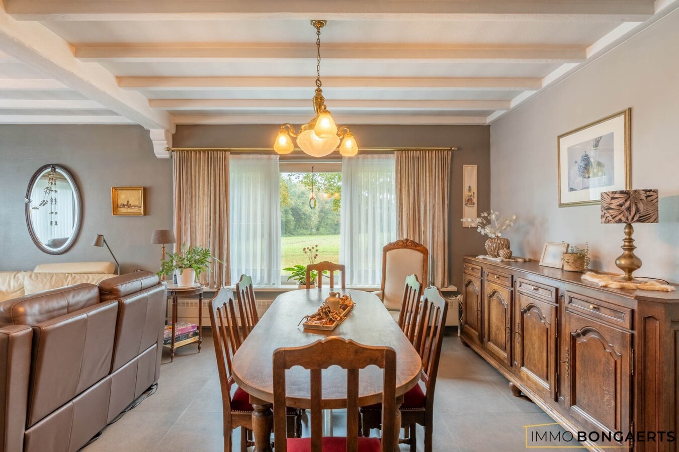 Ruime half open bebouwing met vier slaapkamers op een groot perceel 