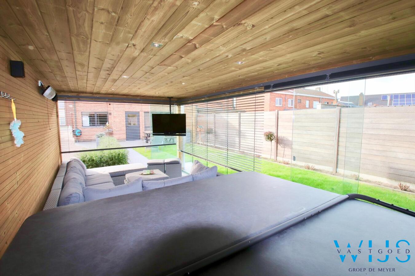 Tot in de puntjes gerenoveerde halfopen bebouwing met lounge gedeelte! 