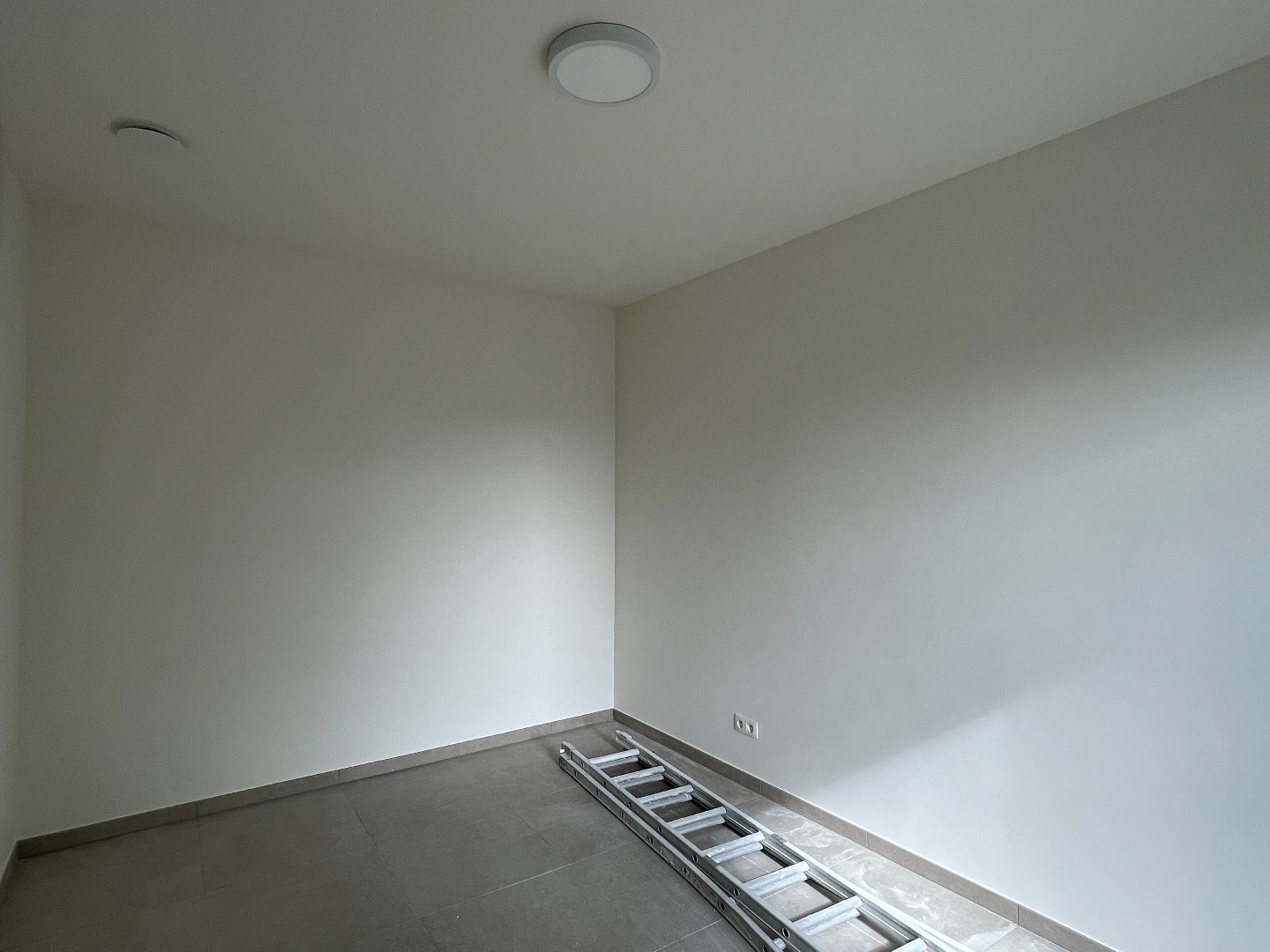 Nieuwbouwwoning met 3 slaapkamers inpandige garage , terras en tuin 