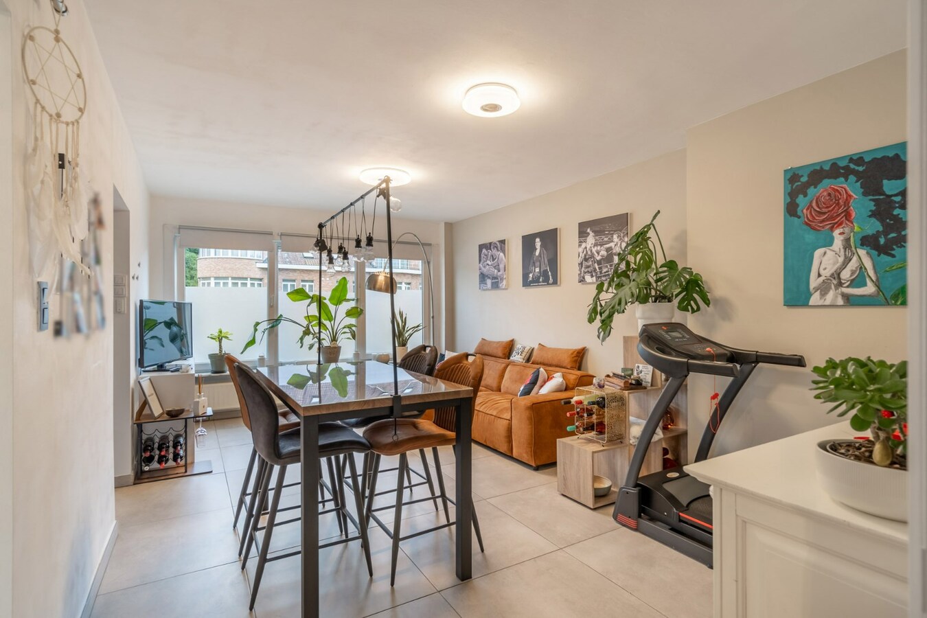 Gerenoveerd appartement met 2 slaapkamers en garage 