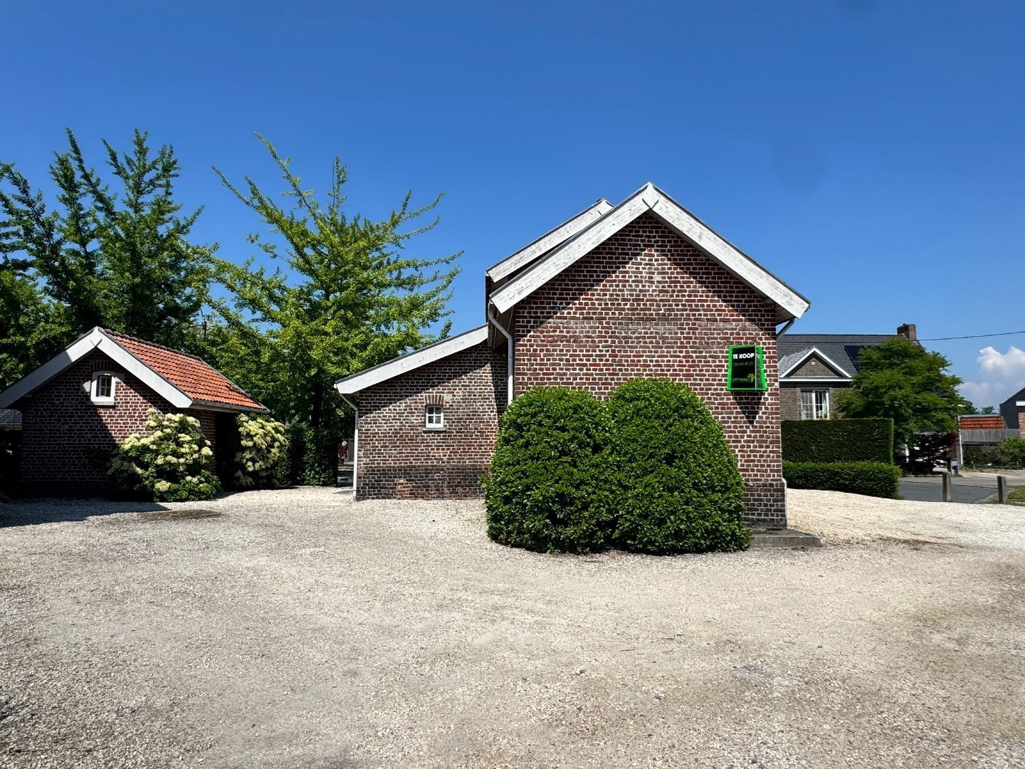 Veelzijdig handelspand op toplocatie te Sint-Eloois-Vijve 