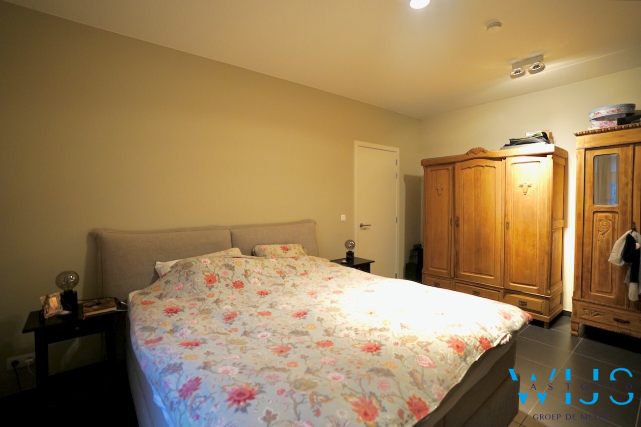 Gelijkvloers appartement met tuin en garage te OOSTEEKLO ! 