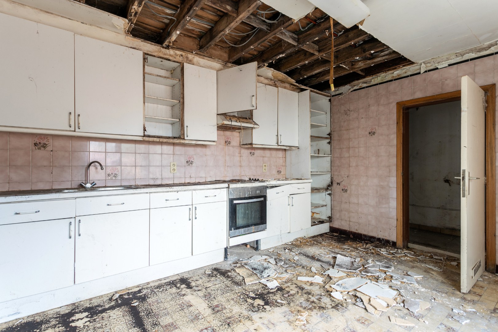 Kraktervolle woning met veel potentieel, 2 autostaanplaatsen en tuin te Dworp 