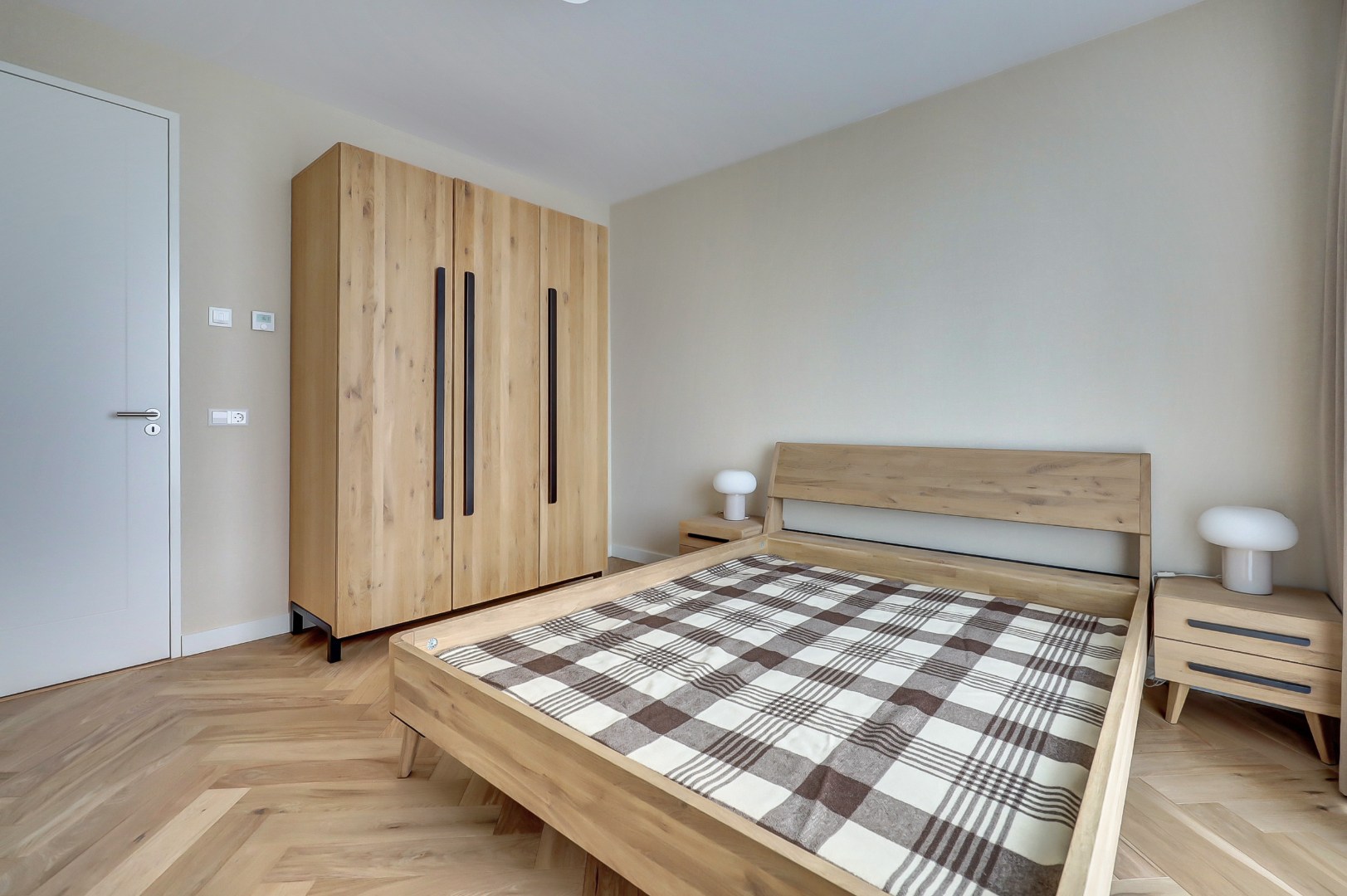 Nieuw en instapklaar 3-kamer appartement op de zevende verdieping met luxe keuken en badkamer, riant uitzicht over de omgeving en naar het centrum van Rotterdam. 