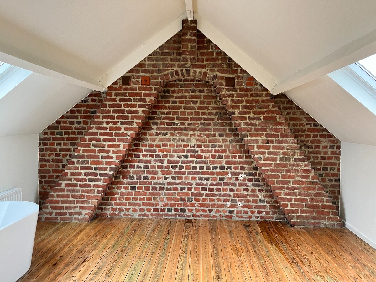 Lichtrijke woning met garage in het hartje van Ieper 