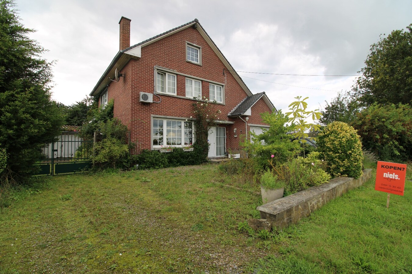 Charmante, te renoveren woning met hangar 