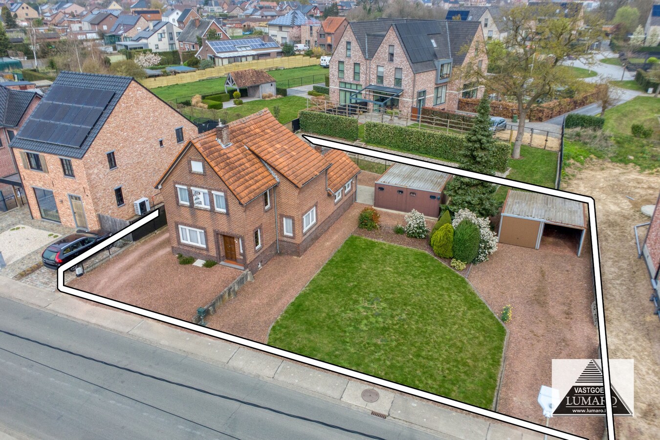 Te renoveren vrijstaande woning met 4 slaapkamers, tuin. 