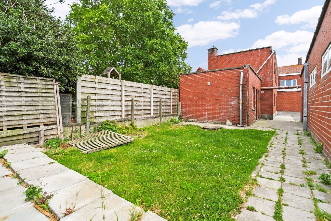 Ruime handelspand met woonst op commerciële ligging 