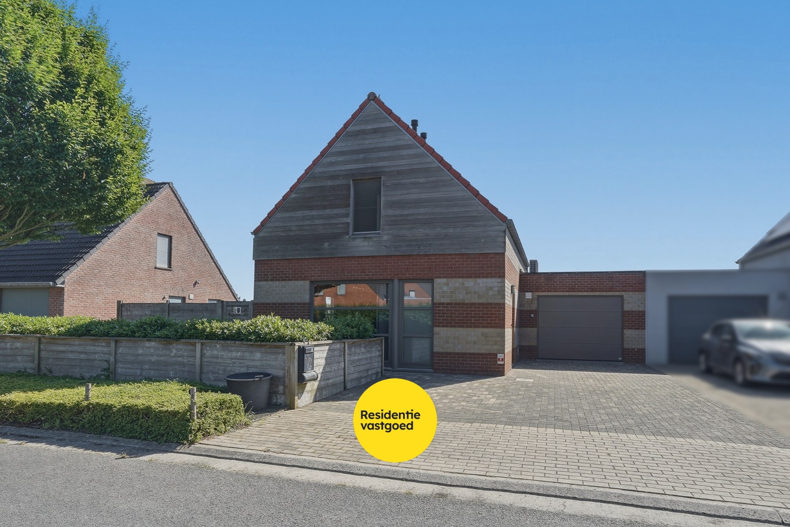 Instapklare halfopen bebouwing met 3 slaapkamers en zwembad 