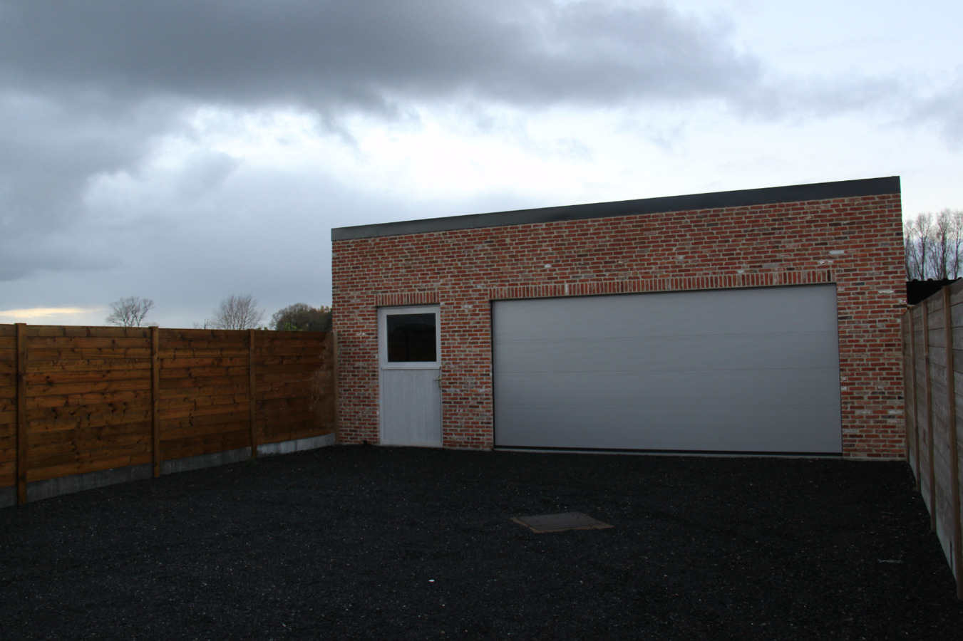 Volledig vernieuwd woning met ruime garage 