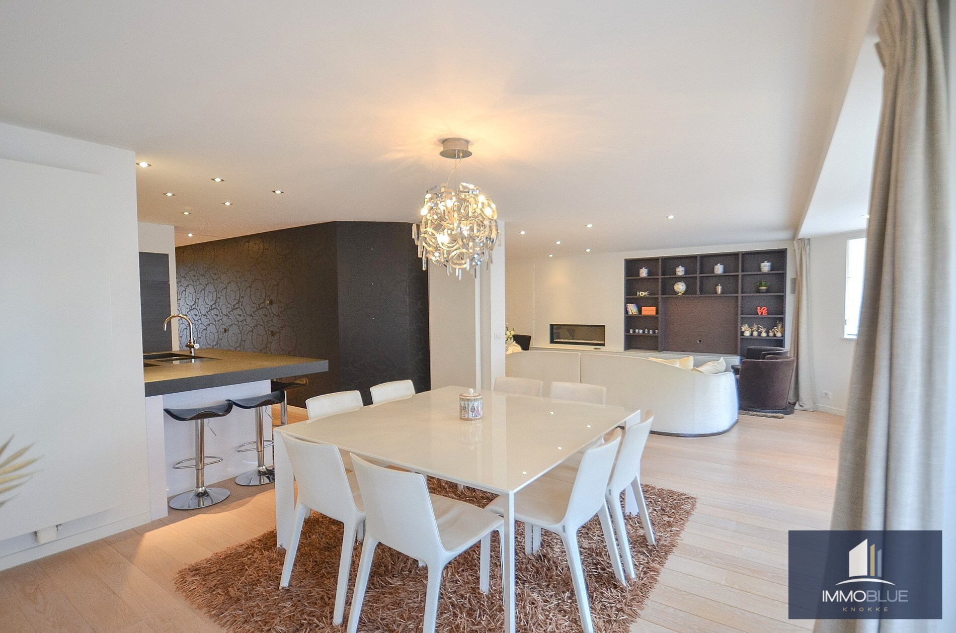 Topaanbieding – Uitzonderlijk ruim appartement gelegen in een stijlvolle residentie. 