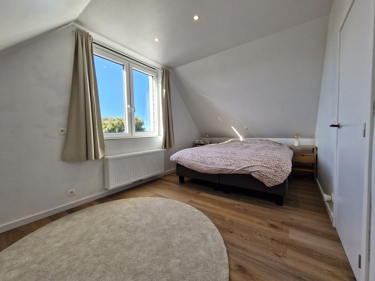 Zeer groot, volledig gerenoveerd duplexappartement te Westkapelle 