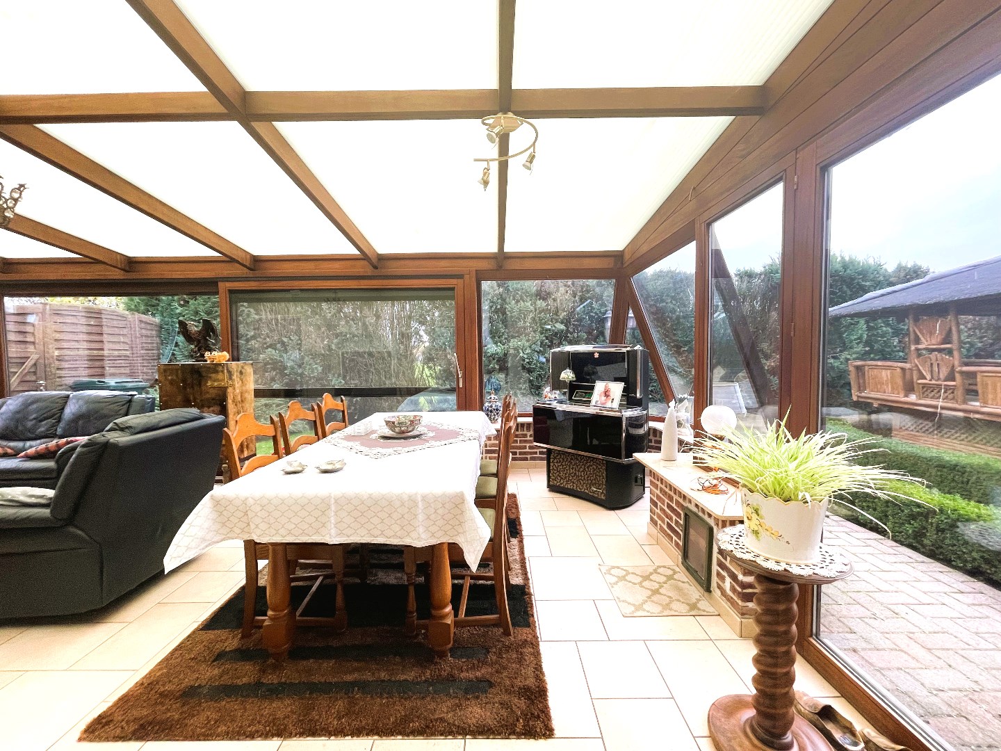 Woning met ruim magazijn op 2266 m² 