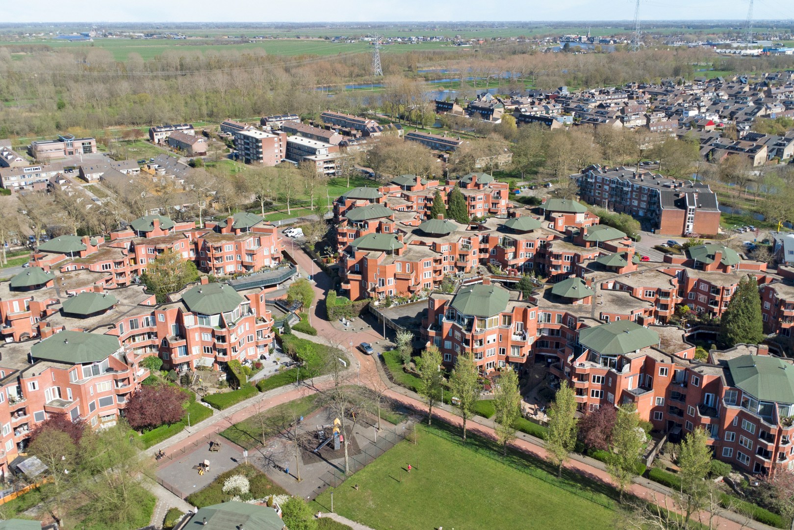 Instapklaar 3-kamer appartement op de 4e en 5e verdieping met ruim zonnig terras, eigen parkeerplaats in de parkeergarage, berging in de onderbouw en gelegen op eigen grond. 
