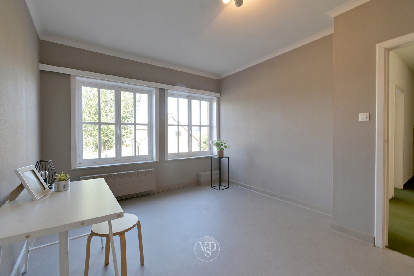 Degelijke woning met mogelijkheden, nabij centrum Zingem. 