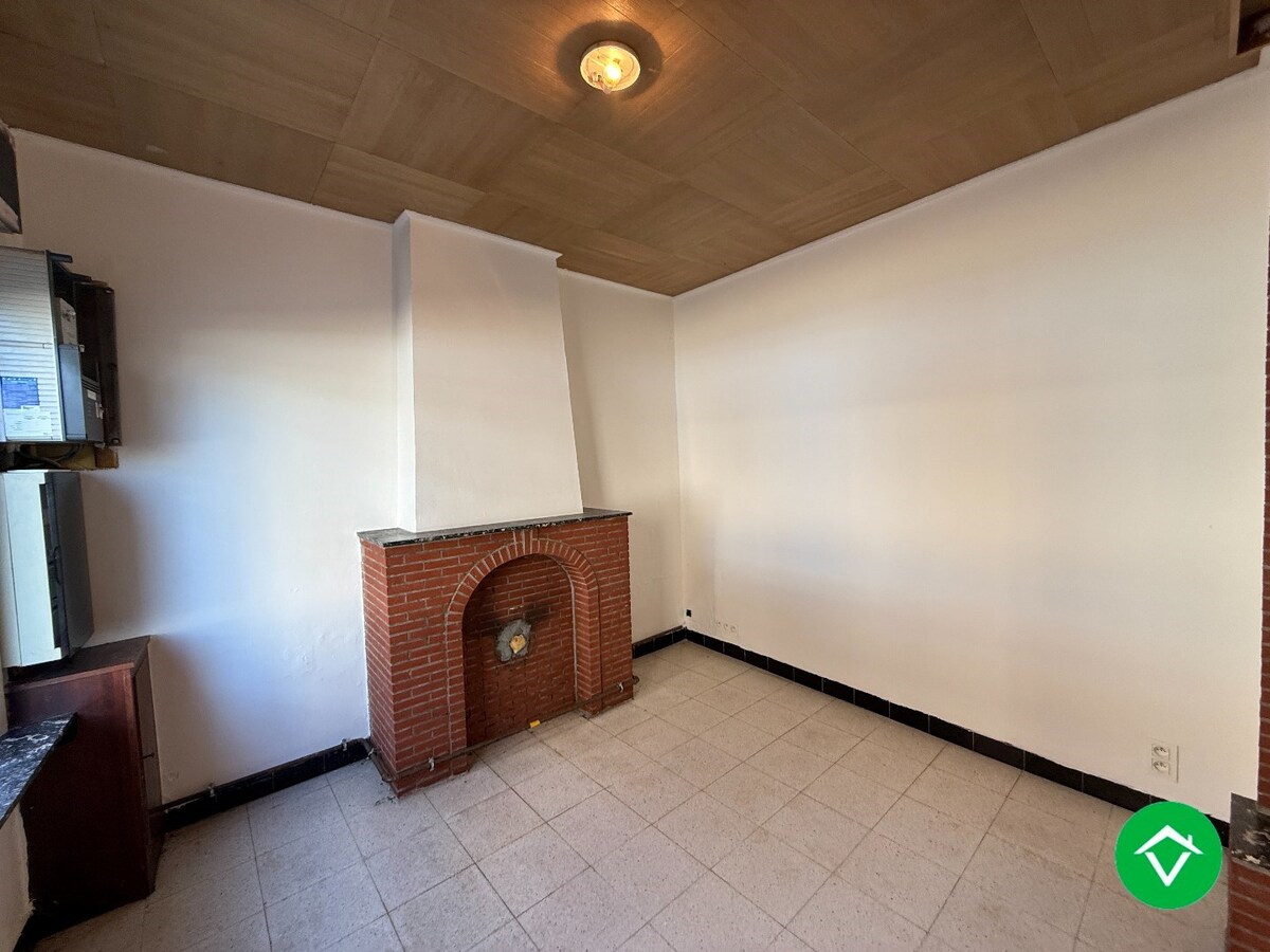 Instapklare rijwoning met 2 slaapkamers, zolder en koer in centrum Roeselare 