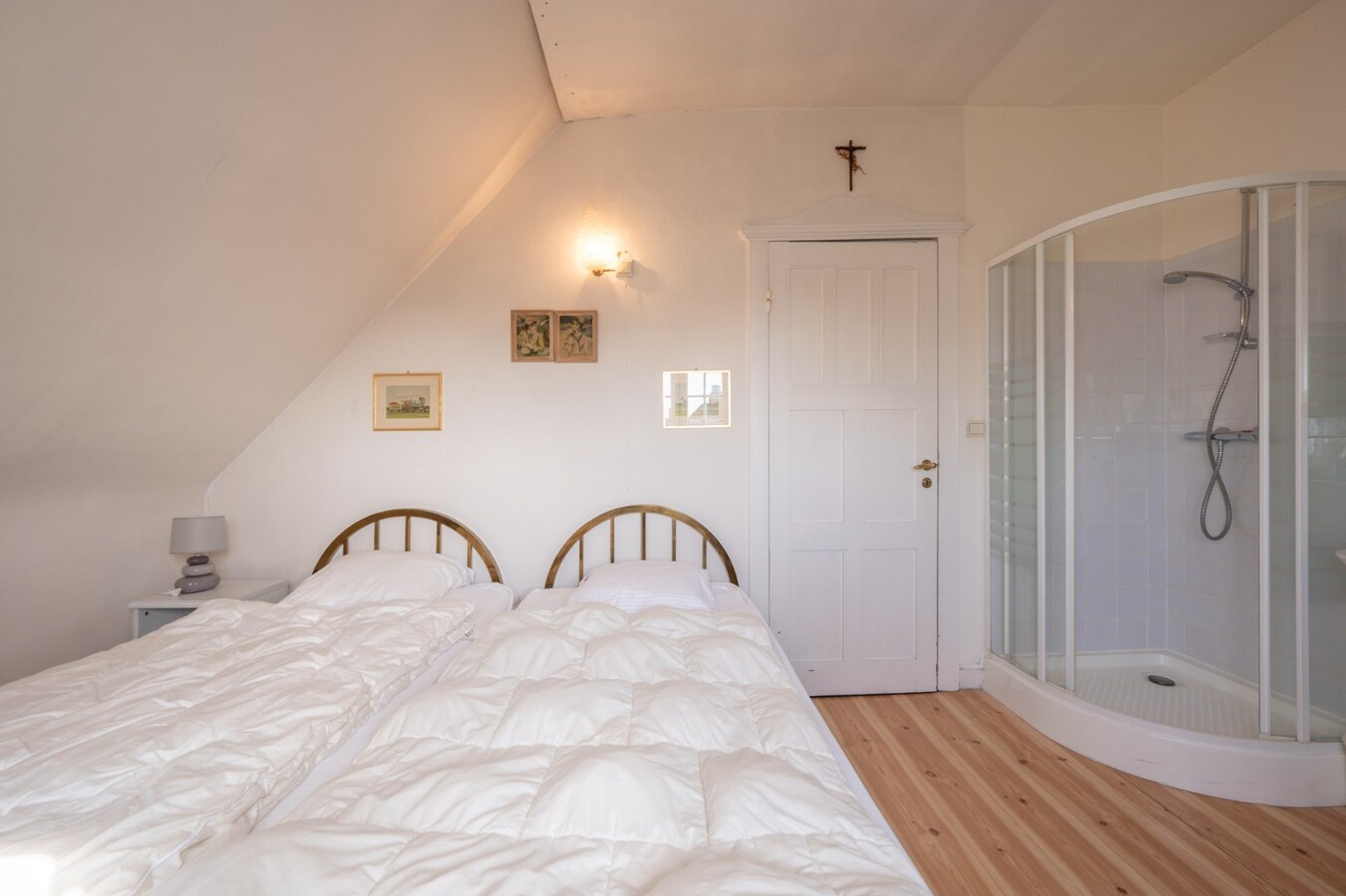 Villa in eclectische stijl met garage en staanplaatsen in het hart van Duinbergen 