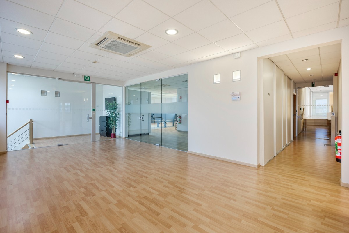 Kantoor te koop in het industriepark te Haasrode/Heverlee met 14 parkings - opp. 626 m² - verkoop van aandelen 