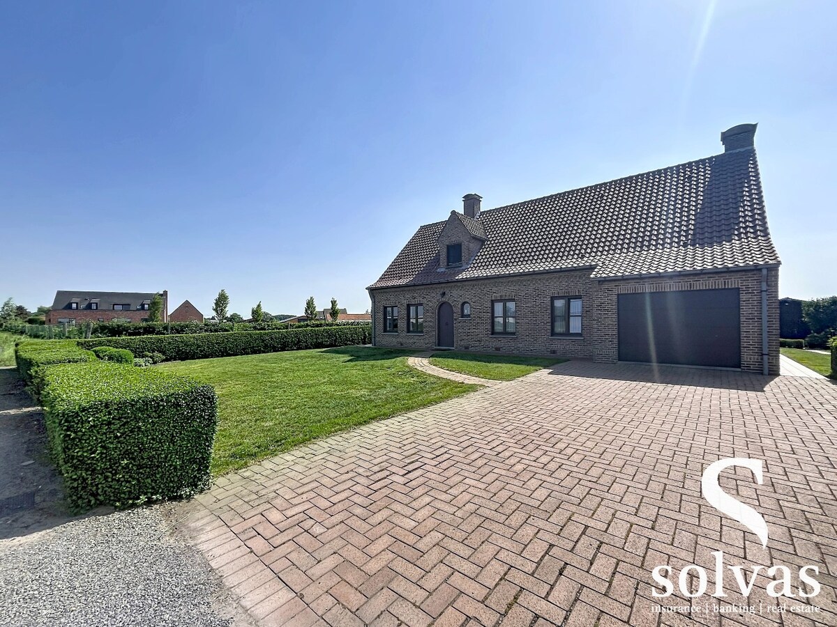 Ruime woning met 4 slaapkamers, tuin en garage in Aalter - Energielabel C - perceeloppervlakte 1050m² - bewoonbare oppervlakte 250m² - EPC-waarde 237 