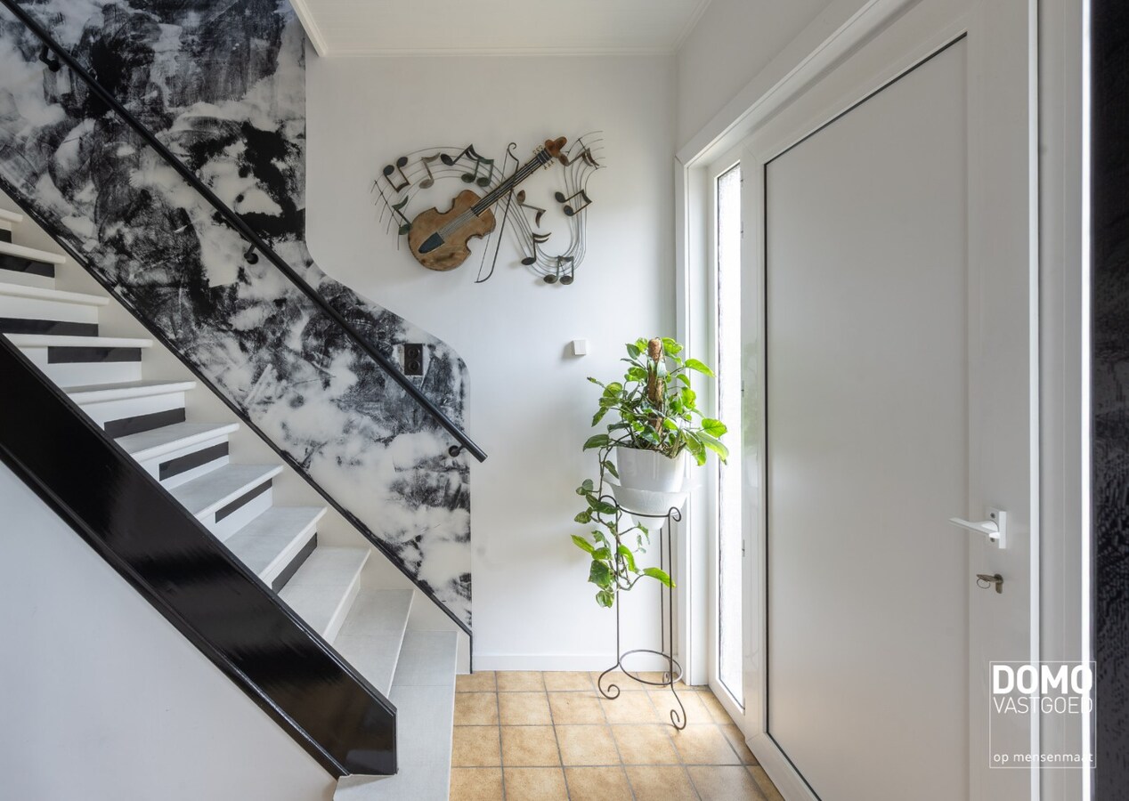 RUSTIG GELEGEN, RUIME WONING MET 4 SLAAPKAMERS, TUIN &amp; AANGRENZENDE STUDIO MET ENERGIELABEL D GELEGEN IN ALKEN 