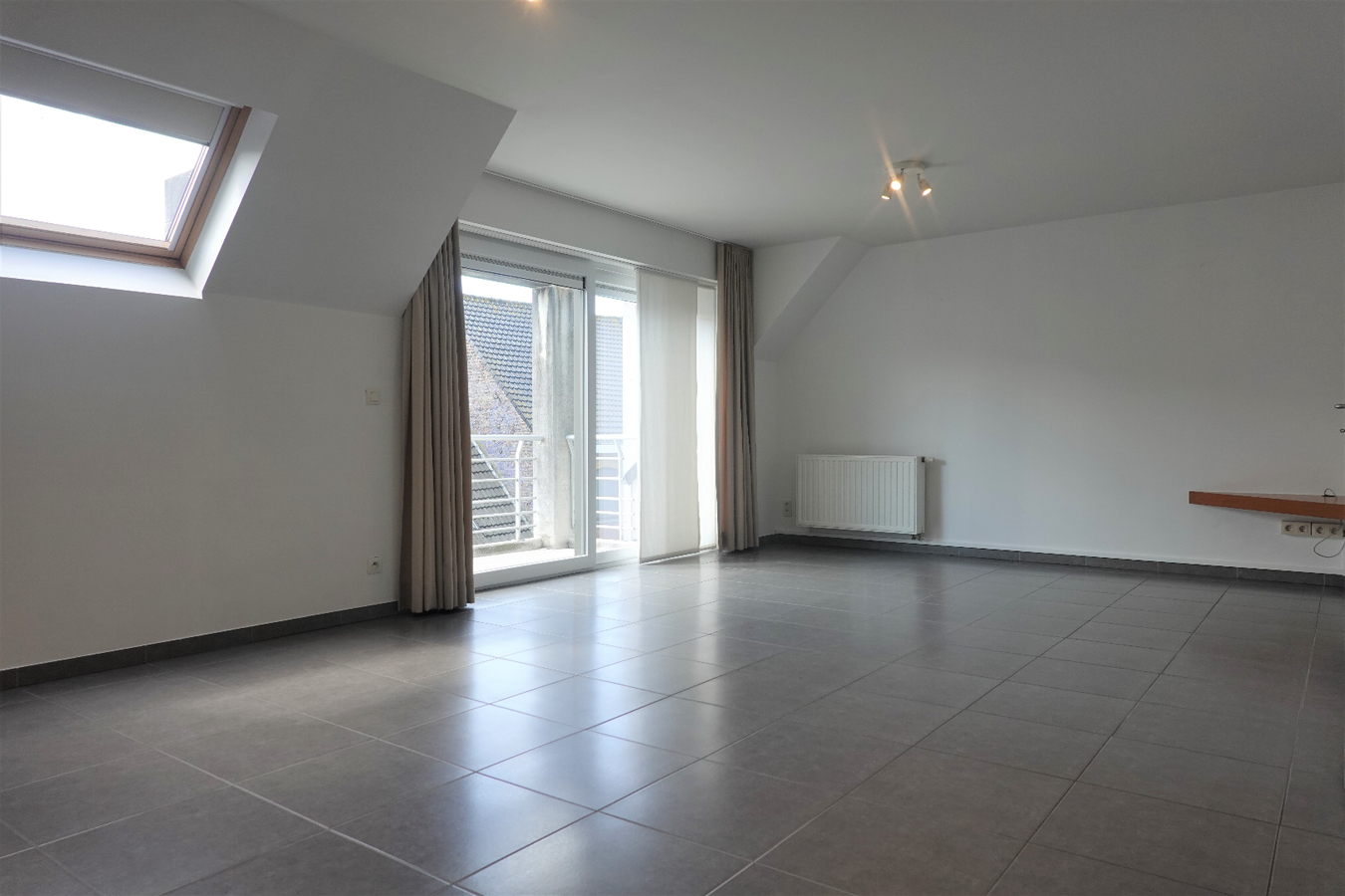 Appartement met autostaanplaats, fietsenberging en terras 