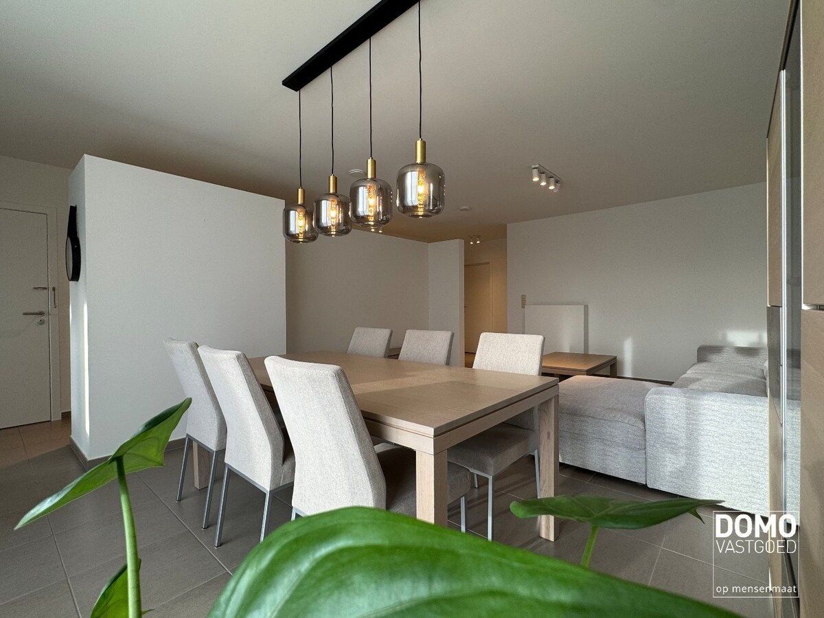 Ruim gemeubeld 2-slaapkamer appartement met terras in Kermt 