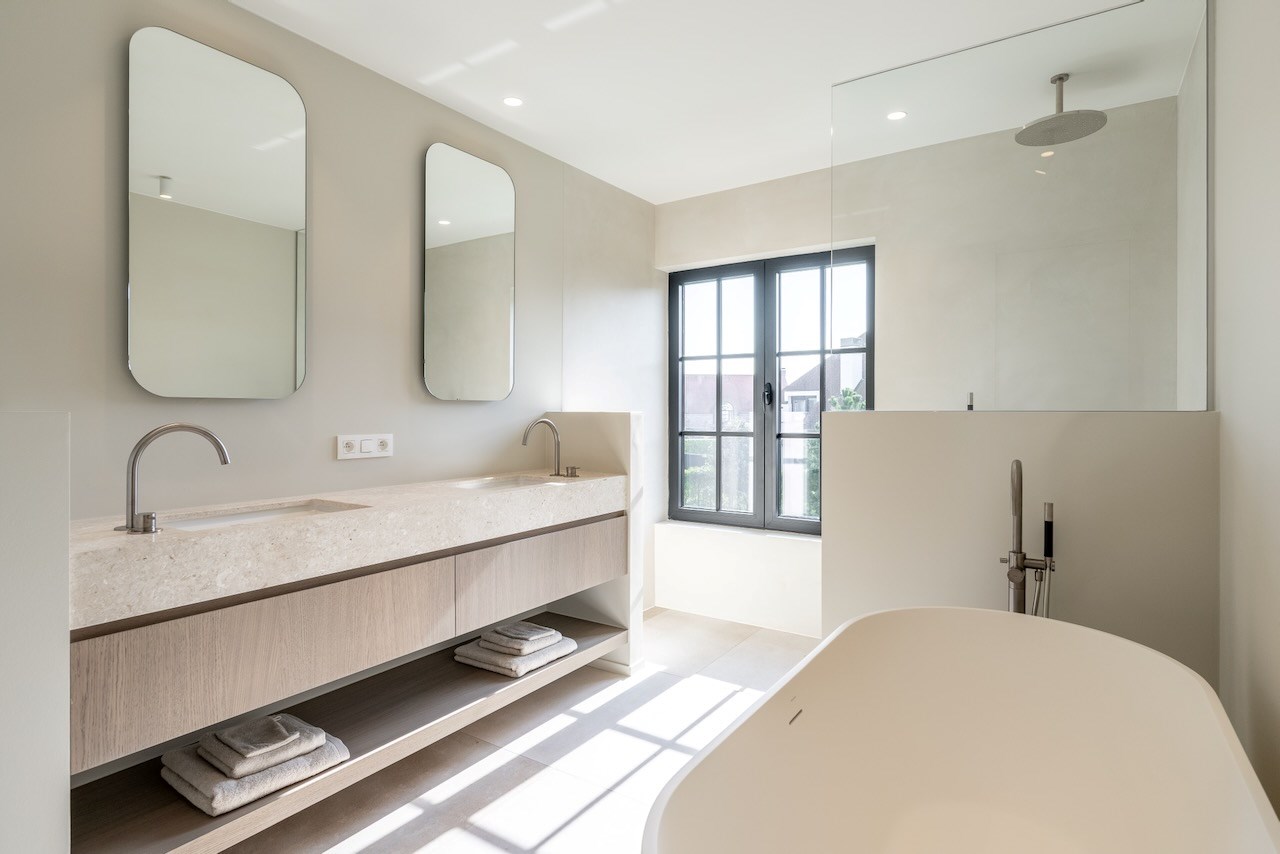 Cette magnifique maison individuelle rénovée avec une allée située dans un quartier calme à Knokke, offre tout ce dont vous avez besoin pour vivre confortablement. 