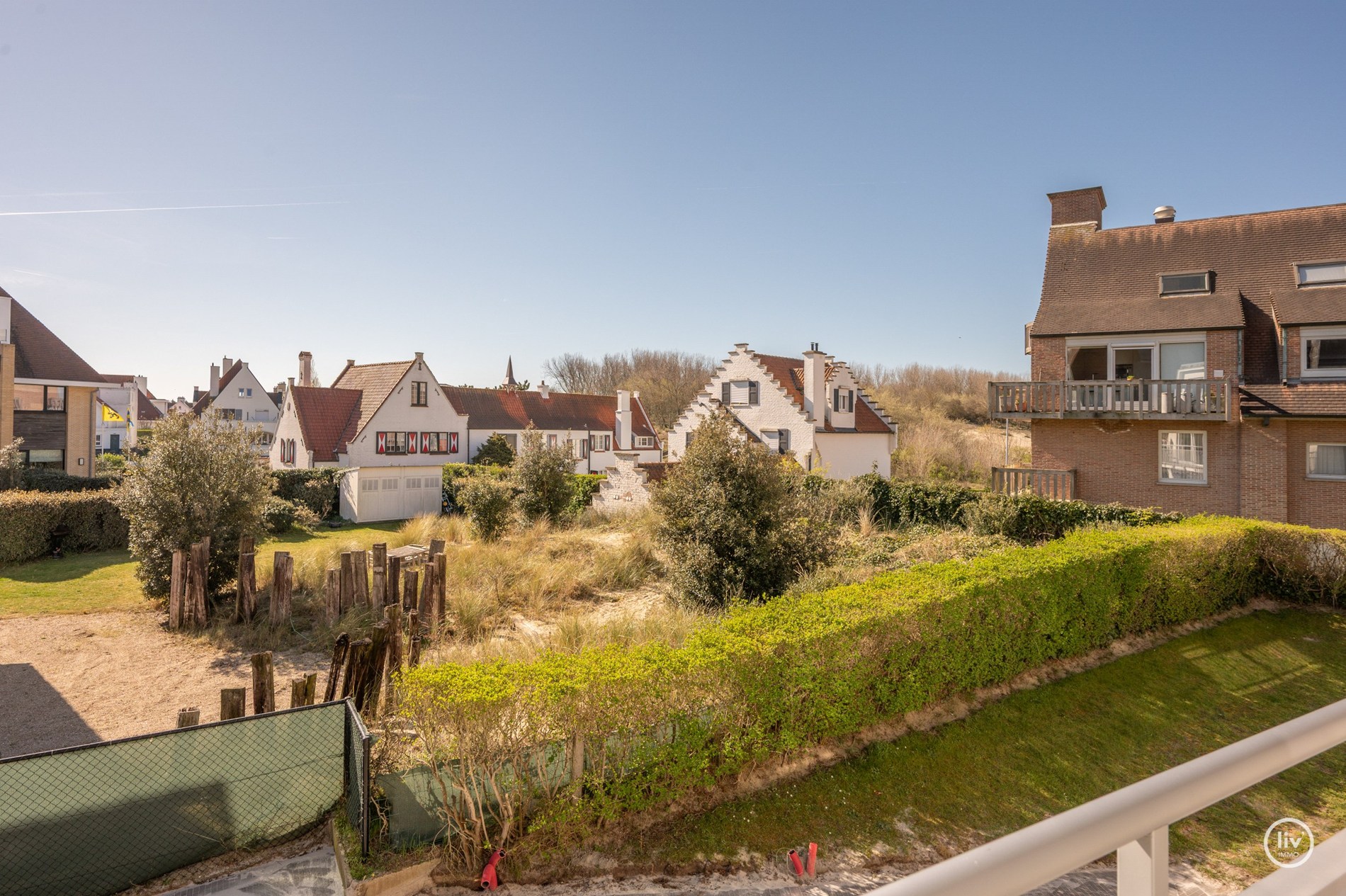 Appartement d'angle orienté au sud avec vue dégagée, situé dans une charmante résidence de villas à distance de marche de la digue de Duinbergen. 
