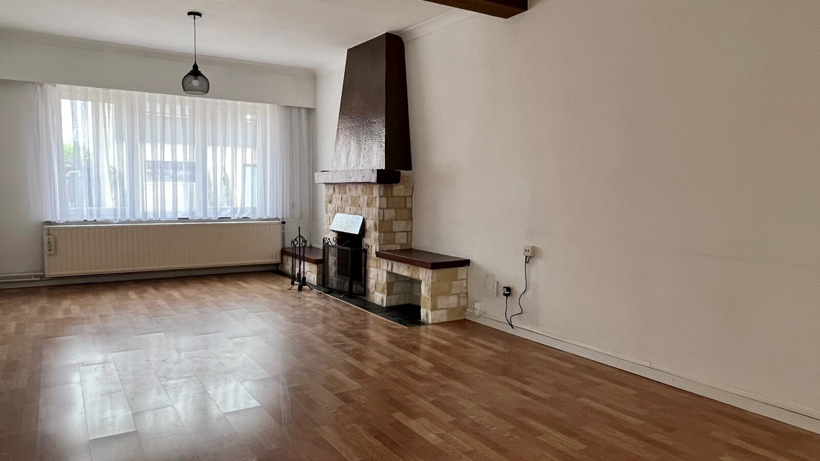 Gerenoveerde woning met prachtige tuin, gelegen in het centrum van kermt. 