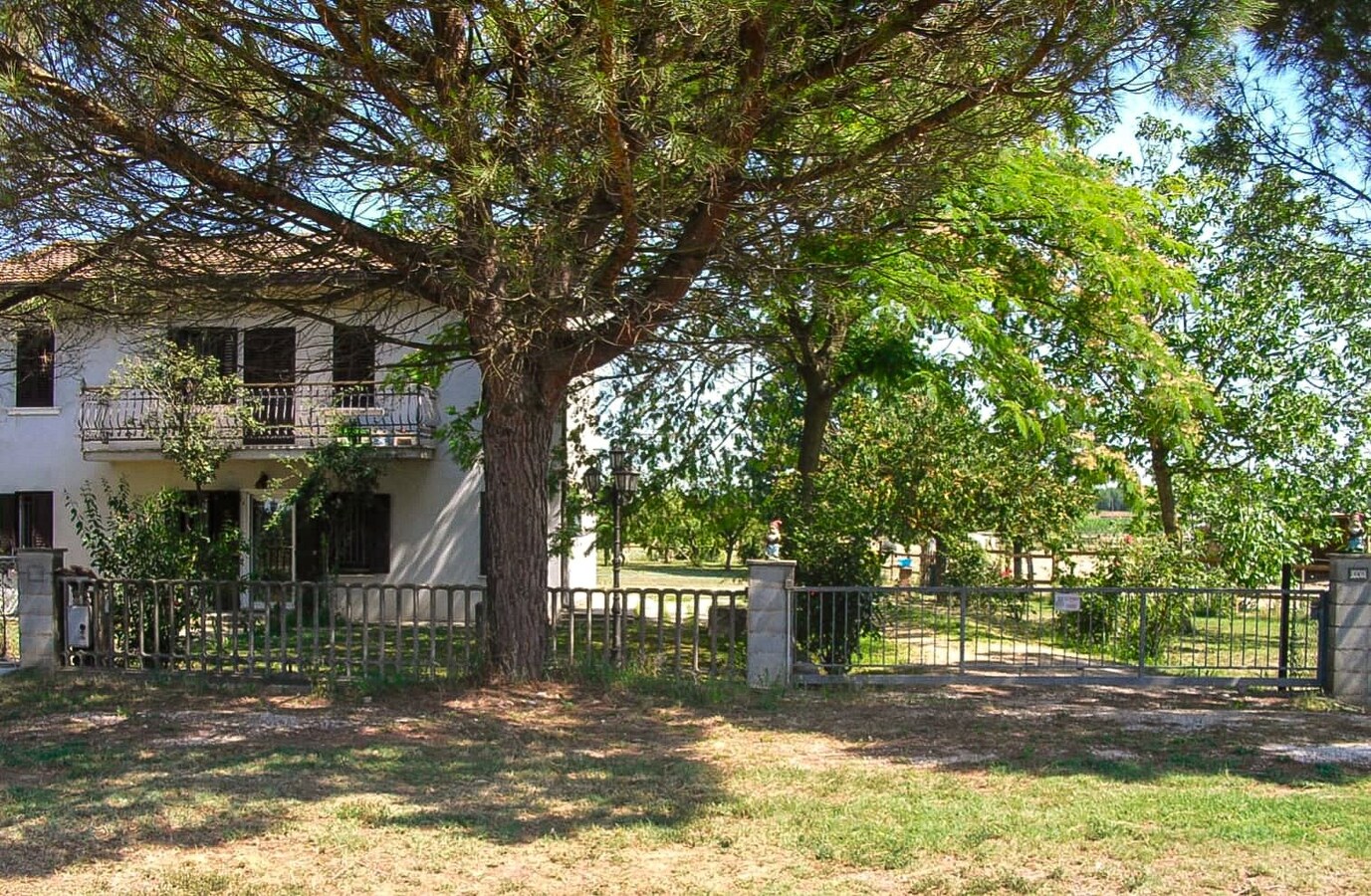 Landelijke hoeve met paardenfaciliteiten op ca. 1,3ha te Riva del Po (Noord-Italië) 