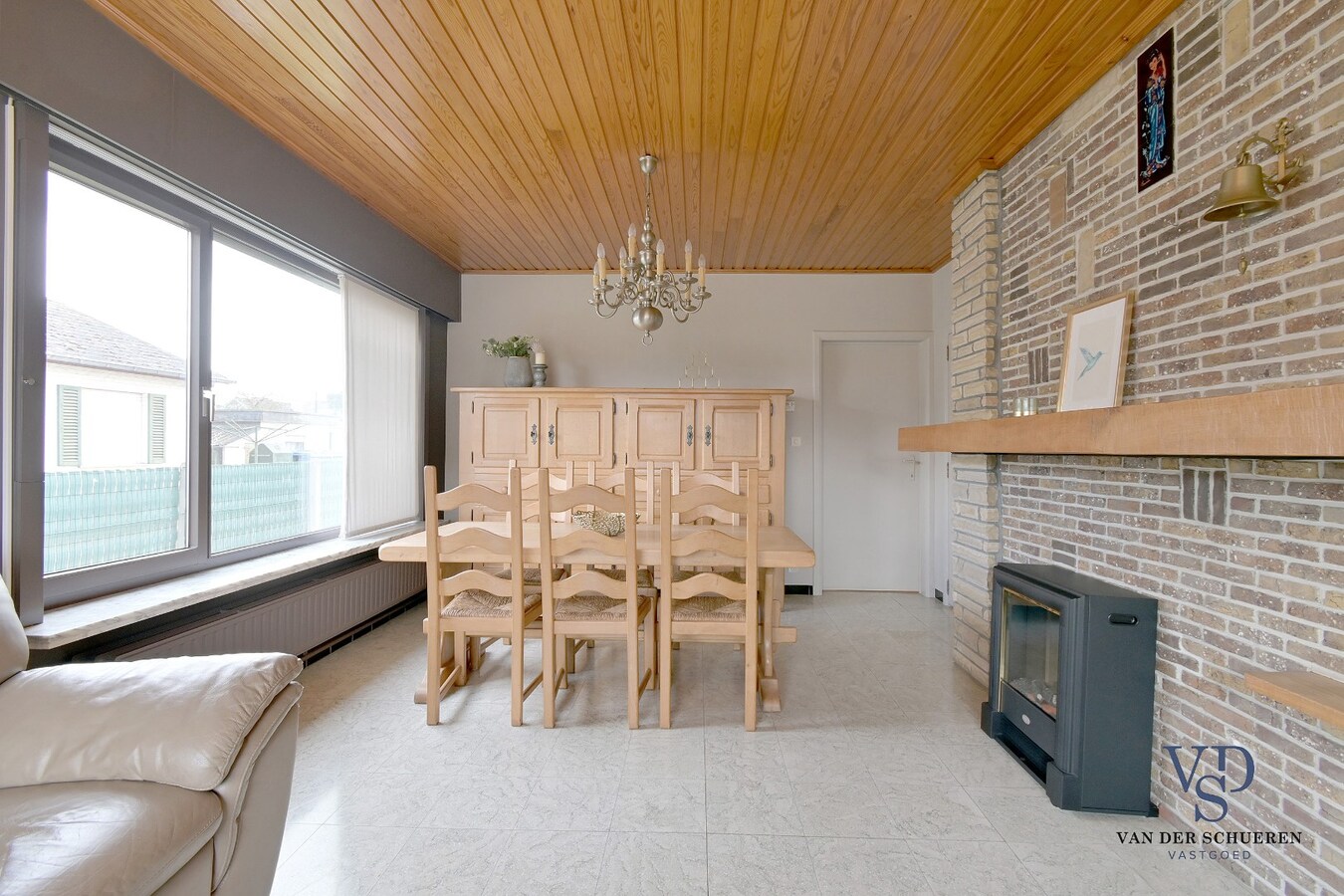 Gelijkvloerse woonst, in een residentiële wijk. 