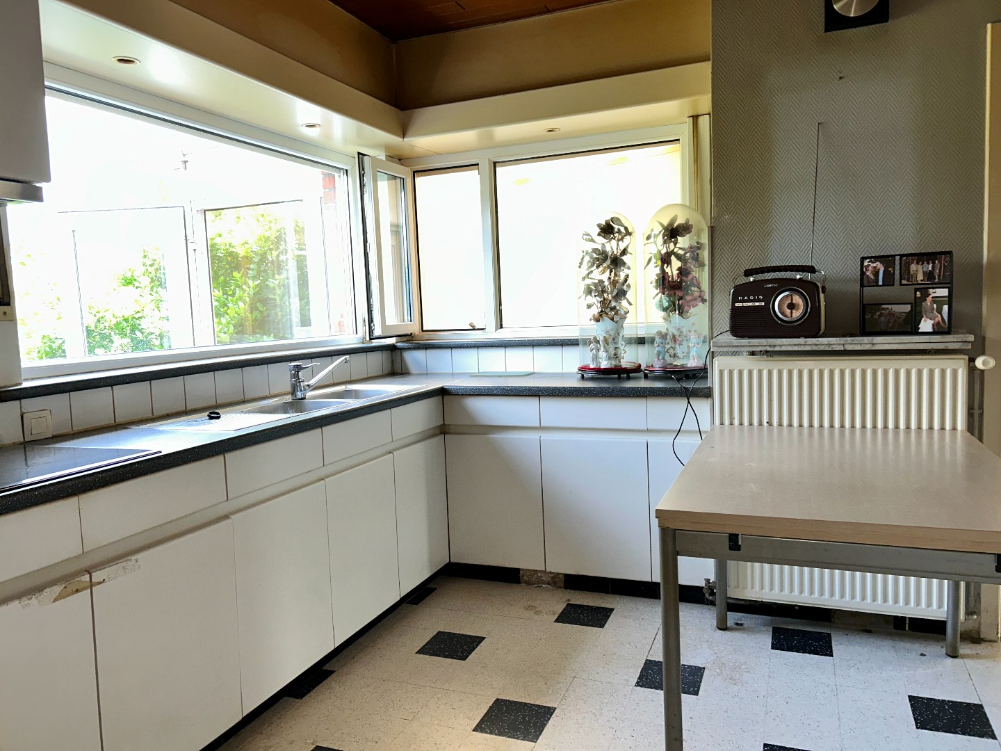 Degelijke woning met, garage, 3 slaapkamers en tuin op 271m² 