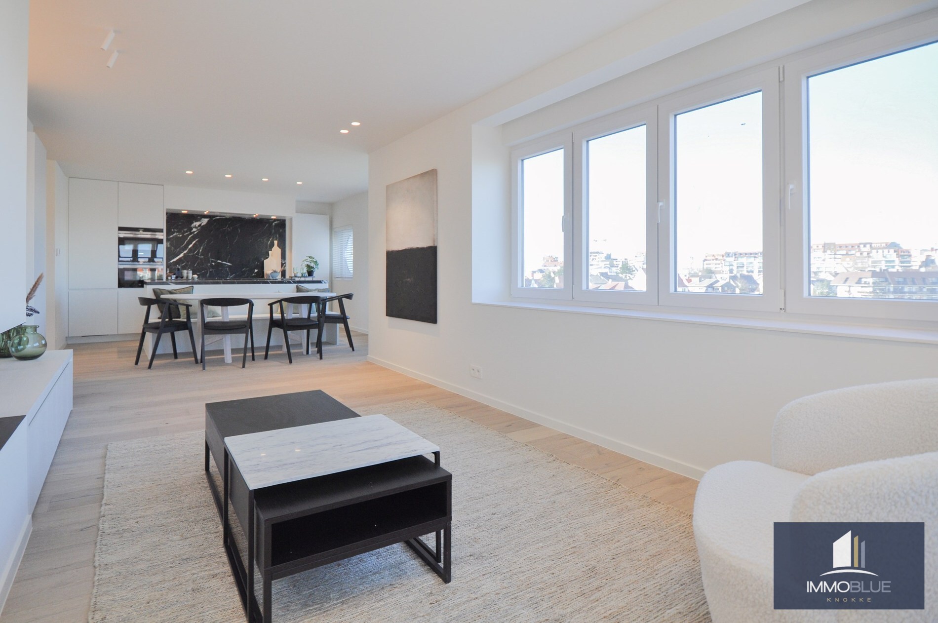 Appartement entièrement rénové et situé au calme, offrant une vue magnifique sur le Zegemeer. 