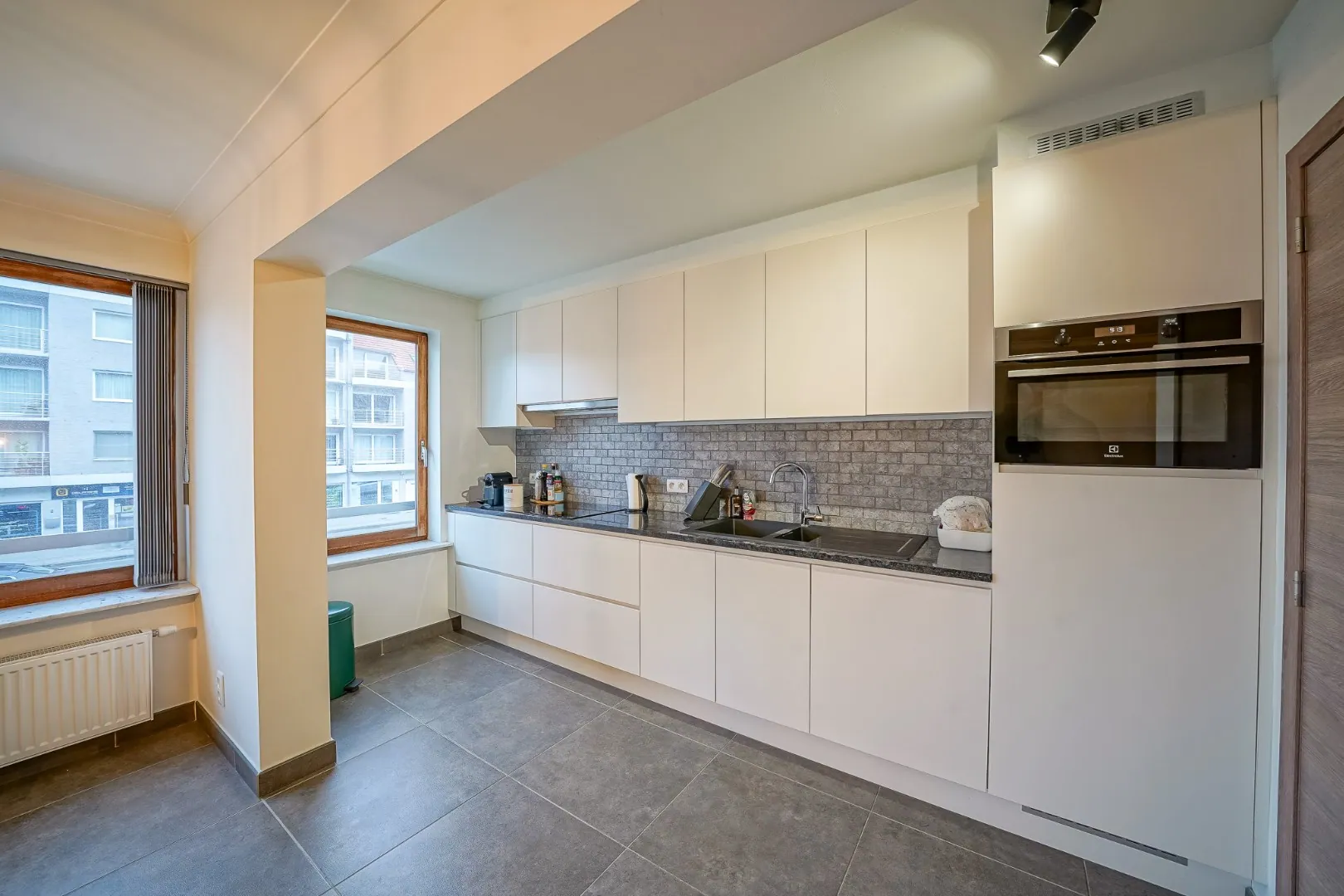 Instapklaar appartement  op centrale ligging te Mariakerke met terras