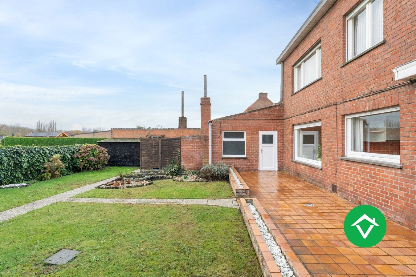 Op te frissen gezinswoning met twee garages en landelijk zicht te Eernegem 