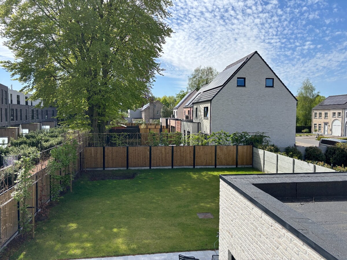 Nieuwbouwwoning met West-tuin in het centrum van Schilde 