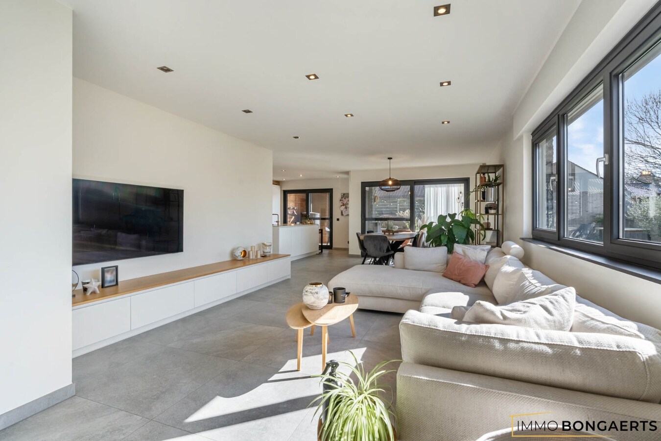 Energiezuinige woning met zwembad op rustige ligging in As 