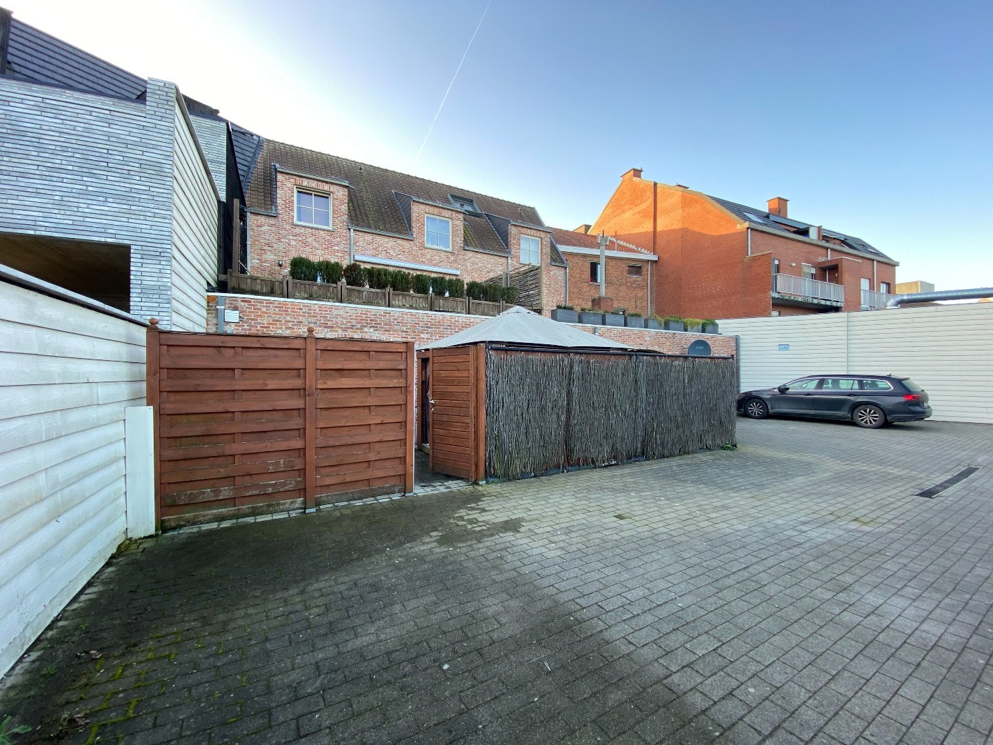 Centraal gelegen gelijkvloers appartement met 2 slaapkamers, groot terras en garage! 