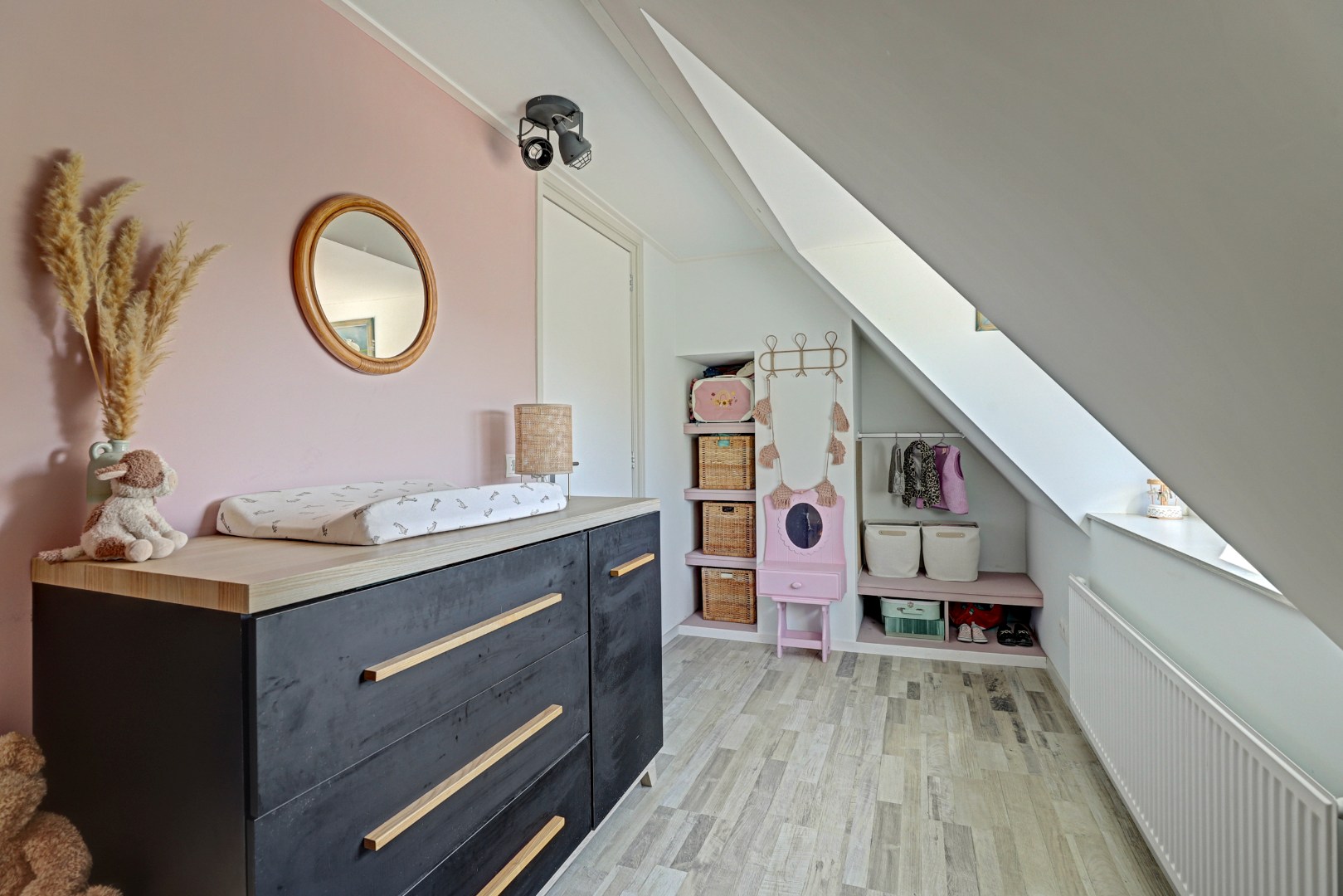 Instapklaar en tot in de puntjes verzorgd, met twee slaapkamers en een fraai verbouwde schuur voor praktijk, werk of hobby. 